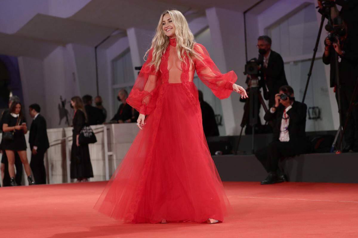 Ja, die Filmfestspiele von Venedig laden Designer und Schauspielerinnen gleichermaßen ein, sich gut in Szene zu setzen. Kate Hudson gelang dies eindeutig ohne Unterbekleidung in einem hauchdünnen Kleid von Valentino.