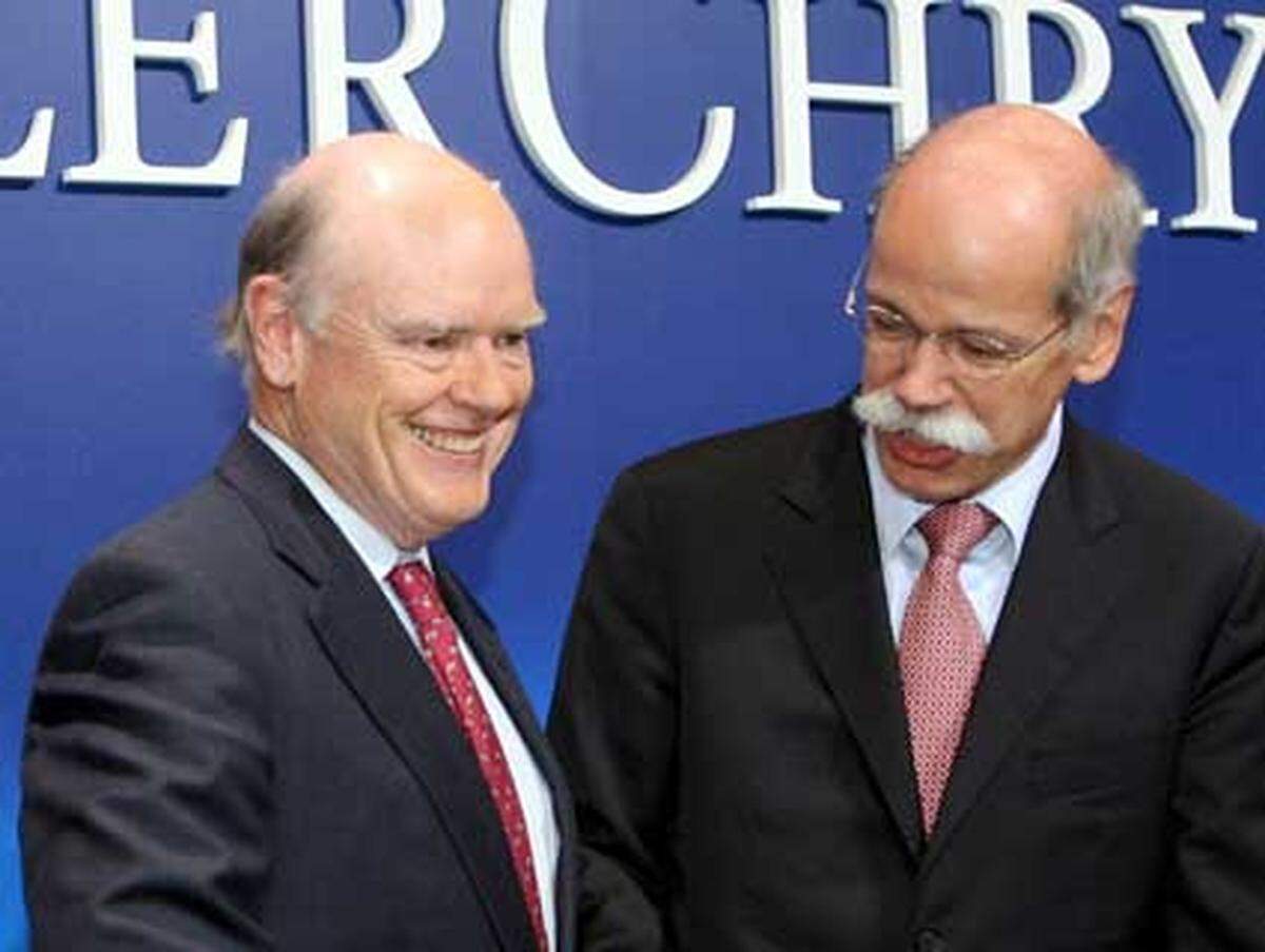Gerade noch rechtzeitig ist es dem Konzernchef Dieter Zetsche (rechts im Bild) gelungen, Chrysler im Mai 2007 an den US-Investor Cerberus loszuwerden - hier vertreten durch den Unternehmenschef John W. Snow.  Schon wenige Wochen später hätte die ausbrechende Finanzkrise den Deutschen den Milliardendeal unmöglich gemacht.