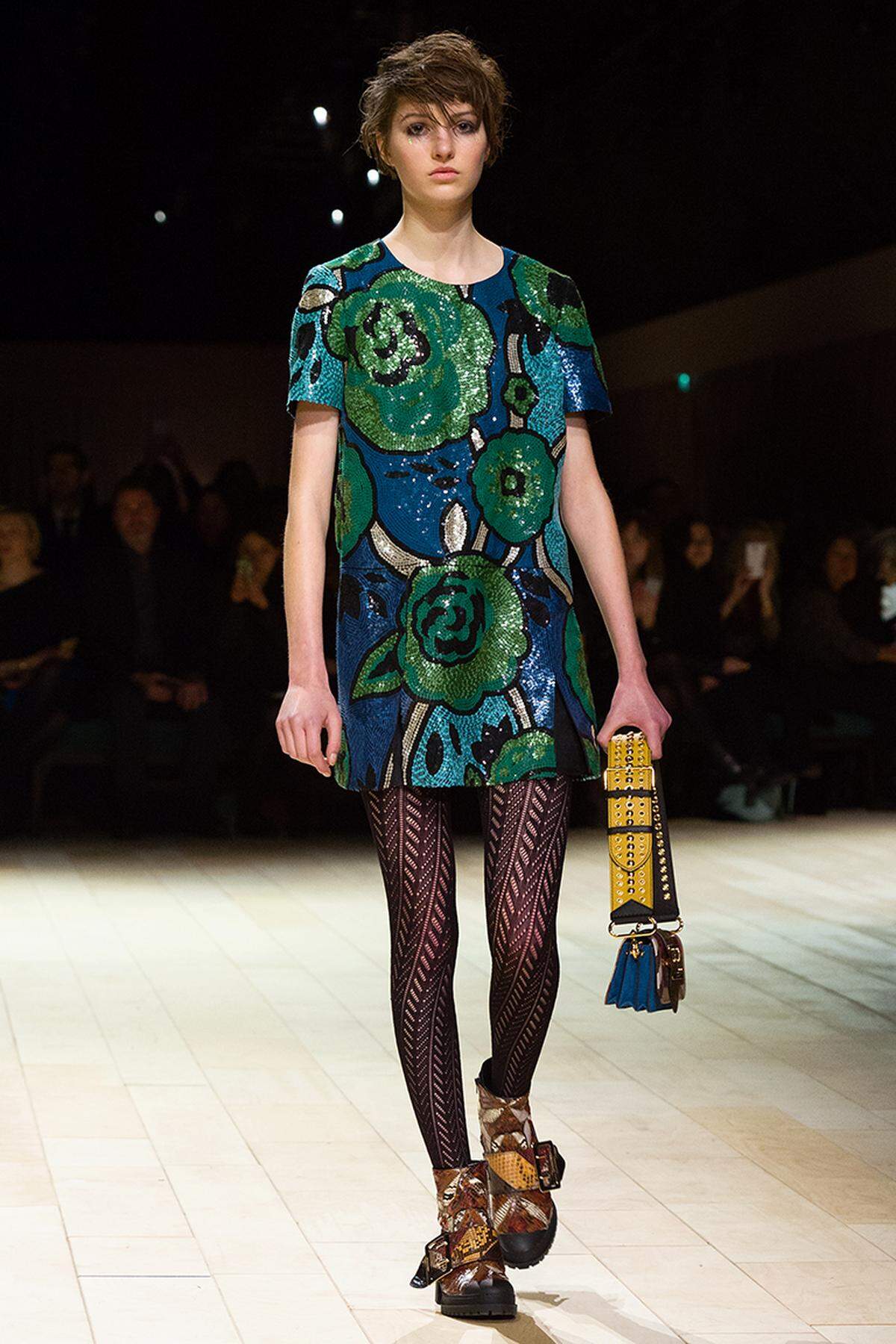 Pailettenkleider mit floralem Dessin begeisterten Fashionistas bei Burberry Prorsum.