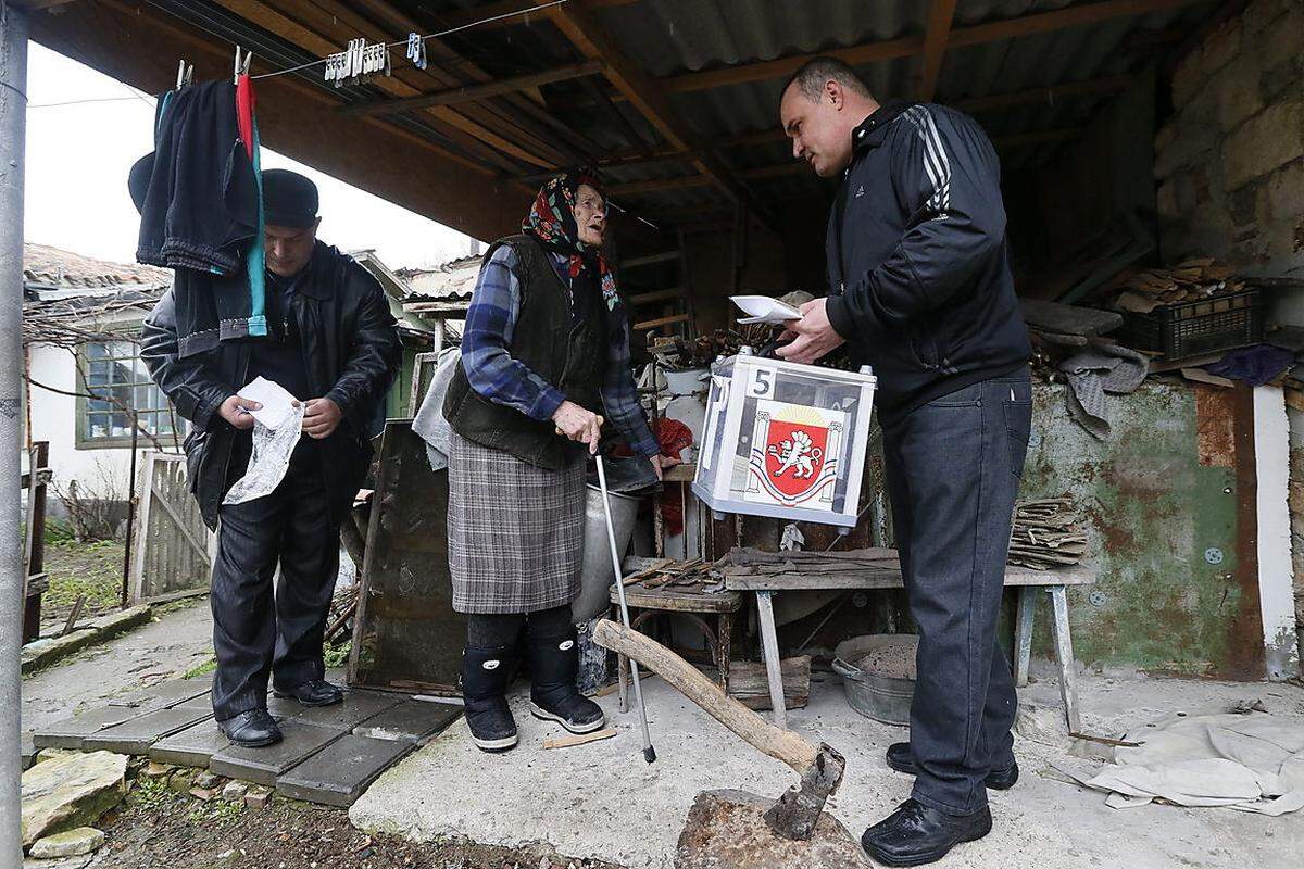 Glücklich sind aber längst nicht alle. Die muslimische Minderheit der Tataren, die traditionell proukrainisch gestimmt sind, boykottiert zum Großteil die Volksbefragung. Und auch Ukrainer lehnen das Referendum als illegal ab.Im Bild: Auch mobile Wahlurnen wurden eingesetzt. 