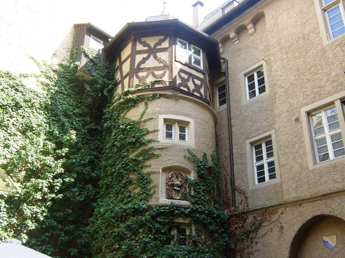 Etwa drei Kilometer östlich des deutschen Schweinfurt, in der Nähe des Mains, befindet sich dieses Schlossgebäude samt Wohnung für Neo-Besitzer und Gäste, mit edlen Möbeln und gastronomisch nutzbaren Flächen.