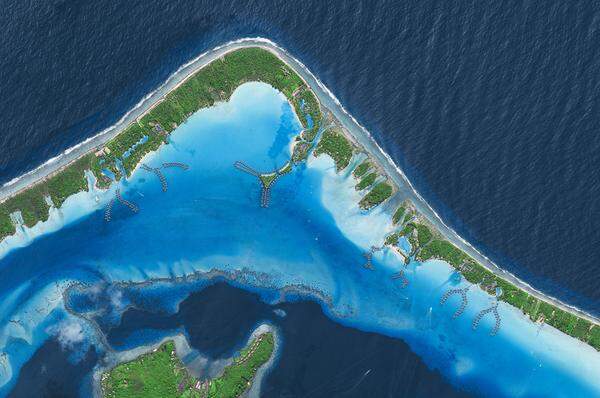 Mit türkisfarbenem Wasser an weißen Sandstränden entspricht Bora Bora dem touristischen Inseltraum. Mit Tahiti gehört die Insel zu den französischen Gesellschaftsinseln. Um sie herum erstreckt sich ein Barriereriff, auf dessen flachen Inseln Hotel- und Bungalowanlagen errichtet wurden.