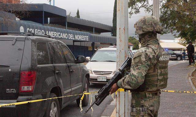 Ein Soldat vor der Schule in Monterrey 