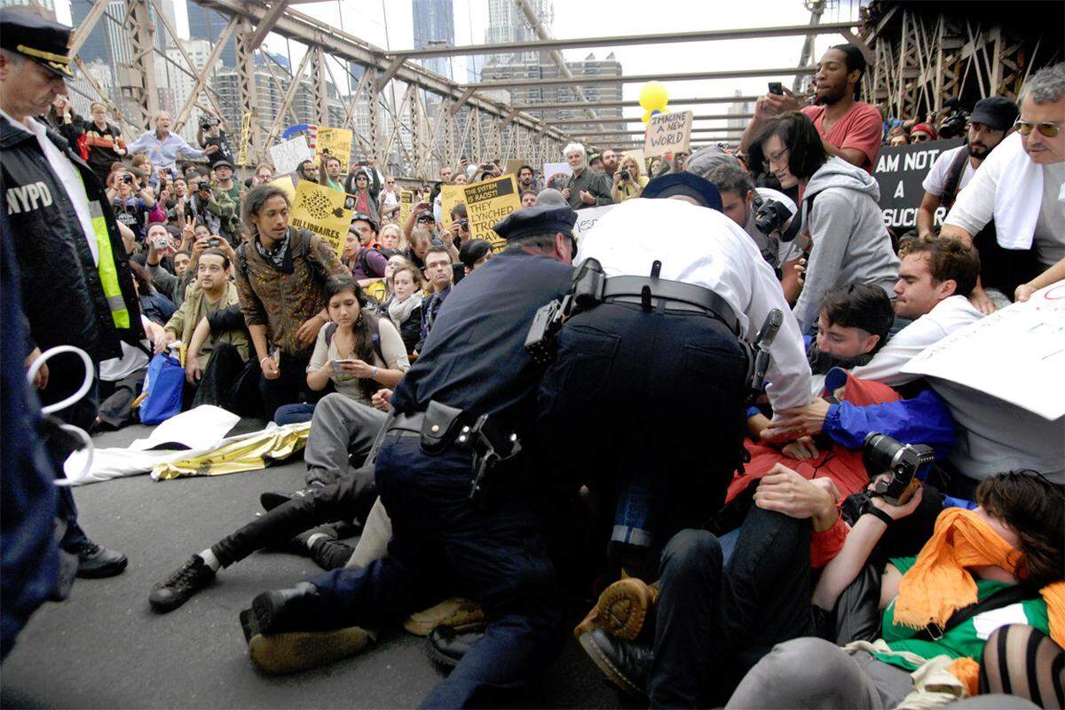 Spätestens als die Protestler am 1. Oktober 2011 die Brooklyn Bridge besetzten, war ihnen weltweite Aufmerksamkeit sicher. 700 Menschen wurden vorübergehend festgenommen. Mit einem Schlag berichteten alle Medien darüber. Es war der Durchbruch.