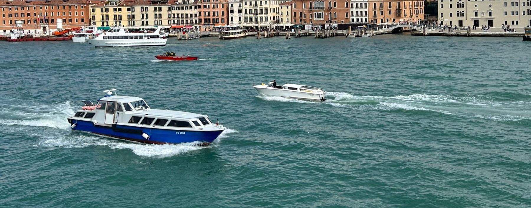 Prächtig, diese Wasserstraßen in  Venedig: kurze Wege mit den Vaporetti.