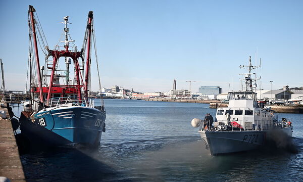 Die französische Gendarmarie eskortierte das britische Fischerboot "Cornelis Gert" in den Hafen von Le Havre.