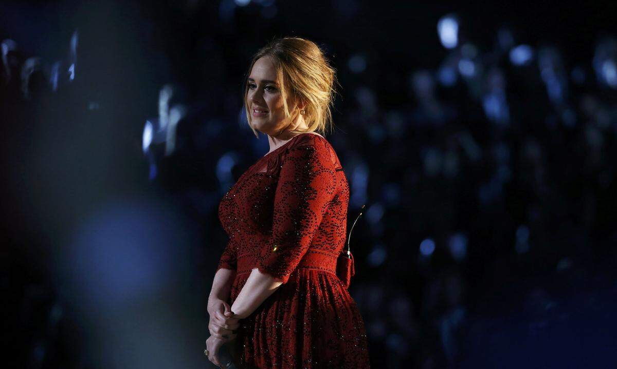 "Ich kann mich an keinen Tag meines Lebens erinnern, an dem Aretha Franklins Stimme und Musik mein Herz nicht mit so viel Freude und Traurigkeit erfüllt hätten", schrieb Adele auf Instagram. "Was für eine Frau! Danke für alles, die Melodien und die Bewegungen."