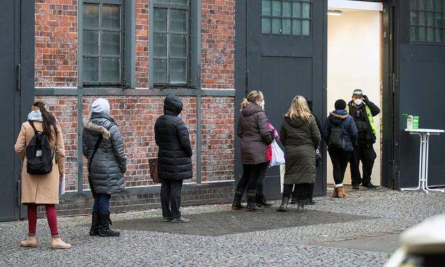 Mehrere EU-Regierungschefs fordern eine umgehende Zulassung des AstraZeneca-Impfstoffs. Im Bild eine Warteschlange vor einem Impfzentrum in Berlin.