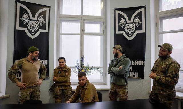 Ein Bild vom 10. Februar 2024: Der neu ernannte Bataillonskommandeur Serhii Filimonov und die Soldaten des Bataillons „Da Vincis Wölfe“ der ukrainischen Streitkräfte, bereiten sich auf die Eröffnung eines neuen Rekrutierungszentrums in Kiew vor.