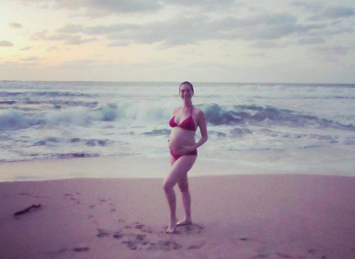 Anne Hathaway kam den Paparazzi zuvor und postete auf Instagram ein Foto im Bikini samt Babybauch.