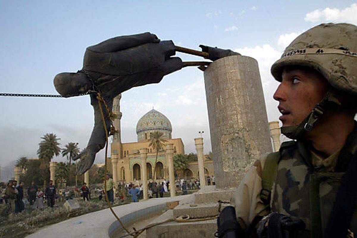 Anfang April 2003 nehmen US-Truppen die irakische Hauptstadt Bagdad ein. Eine Statue Saddam Husseins im Zentrum der Stadt wird vom Sockel gestürzt. Dem Diktator selbst gelingt die Flucht.
