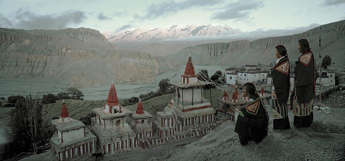 Tachung &amp; Tsering, Wangmo Tangge Village, Upper Mustang, Nepal, 2011 Lo oder Mustang war einst ein unabhängiges buddhistisches Königreich, eng verbunden mit Tibet. Heute gehört es zu Nepal. Die Einwohner bezeichnen sich als Lopa und sprechen einen tibetischen Dialekt. 6000 Einwohner gibt es noch. Bis 1992 durfte das Königreich nicht betreten werden, auch heute ist noch eine Genehmigung notwendig.  