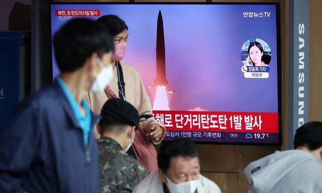 Südkoreaner sehen sich im Fernsehen den nordkoreanischen Raketenstart an.
