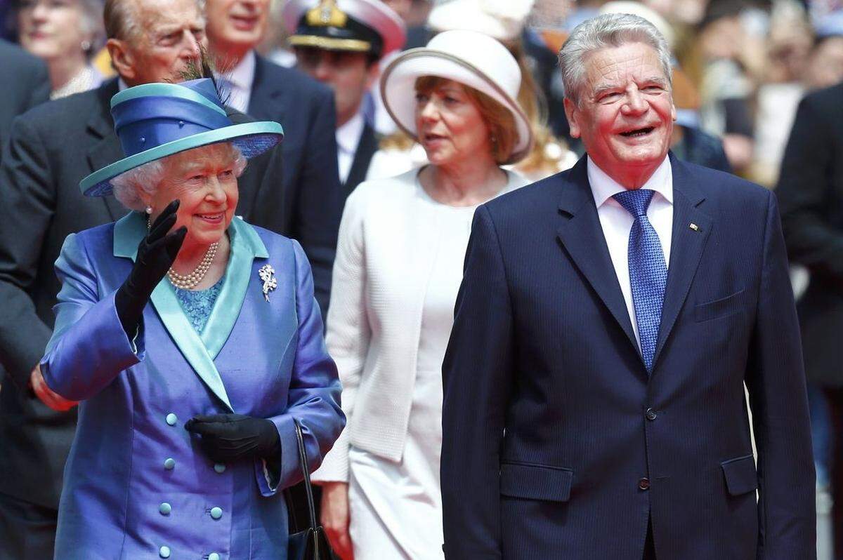 Unter dem Jubel von Hunderten Besuchern sind die britische Königin Elizabeth II. und Prinz Philip am Donnerstag an der Paulskirche in Frankfurt bei strahlendem Sonnenschein eingetroffen.