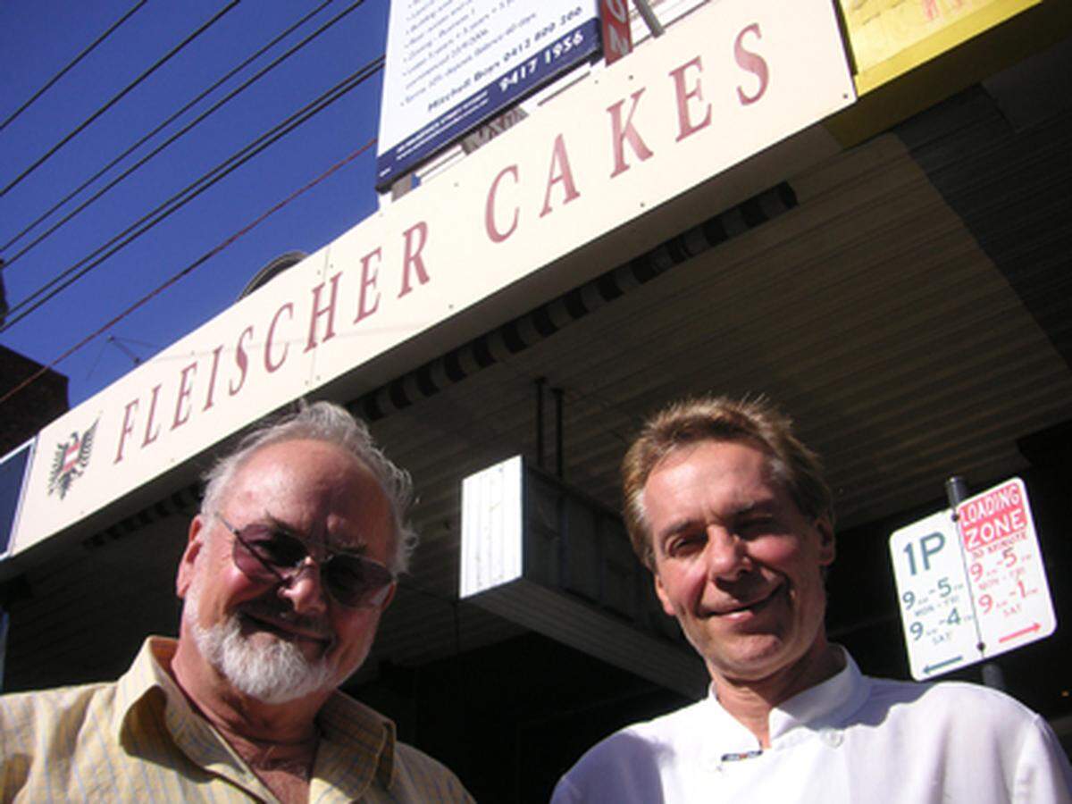 Lori aus Gänserndorf, 65, und Ludwig aus Linz, 71, sind Besitzer und Kunde des österreichischen Kaffeehauses „Fleischer Cakes“ (von rechts nach links) im Stadtteil Malvern.