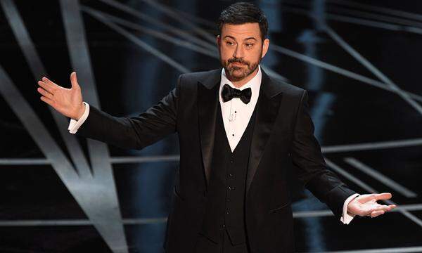 Jimmy Kimmel führte durch die 89. Oscar-Gala und teilte gleich zu Beginn kräftig aus - wie erwartet auch gegen US-Präsident Donald Trump. "Ich möchte mich bei Präsident Trump bedanken. Erinnert ihr euch noch an letztes Jahr, als jeder gesagt hat, dass die Oscars rassistisch seien?" sagte Kimmel mit Blick darauf, dass es im vergangenen Jahr viel Kritik an fehlenden schwarzen Nominierten gab. Dieses Jahr sei das u.a. "dank Trump" anders. "Die Schwarzen haben die Nasa gerettet, die Weißen Jazz, das nennt man Fortschritt". Es blieb im Laufe des Abends bei kleinen Sticheleien.