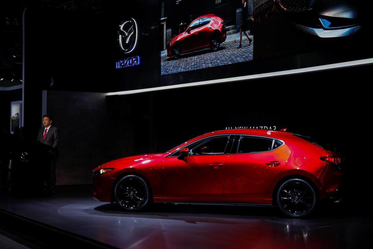 Erstmals weltweit wurde auch der Mazda 3 auf der LA-Autoshow präsentiert. Er grenzt sich von den anderen Vorstellungen vor allem durch den verhältnismäßig günstigen Preis ab.