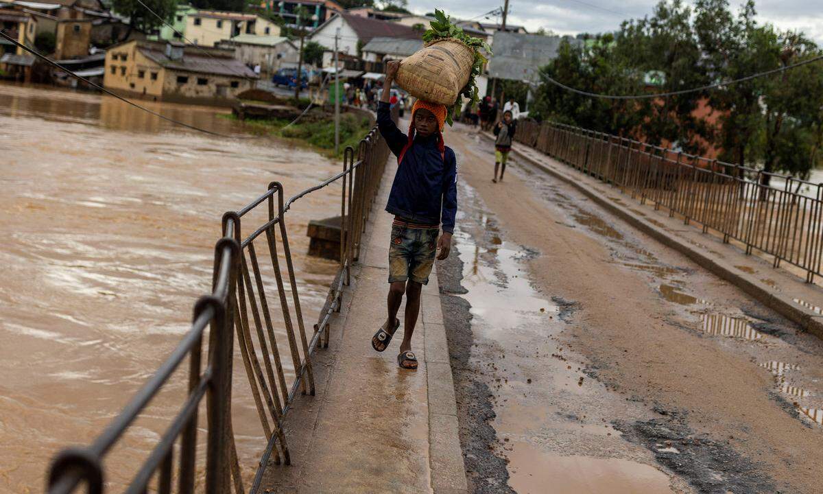 Der Tropensturm kam von der Insel Mauritius, wo nach Angaben des UNO-Nothilfebüros (OCHA) mindestens ein Mensch ums Leben kam.  