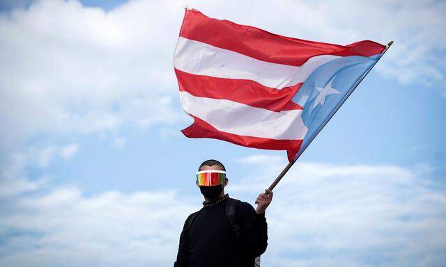 Pop, aber politisch: Reggaeton-Sänger Bad Bunny mit Puerto-Rico-Flagge – bei einer Demonstration in seiner Geburtsstadt San Juan. 