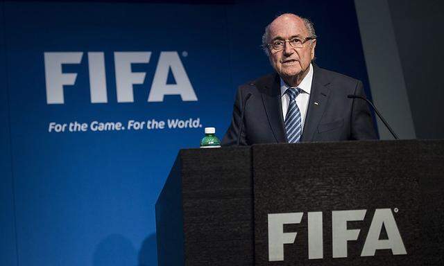 Blatter bei der kurzfristig anberaumten Pressekonferenz in Zürich am Dienstagabend