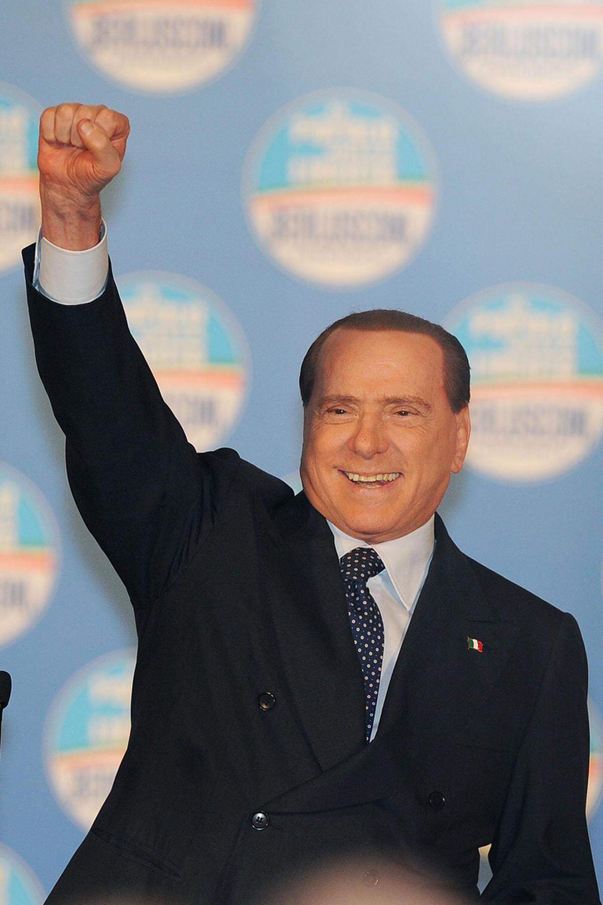 Medienzar und Ex-Premier Silvio Berlusconi will eine Fortsetzung von Montis Sparpolitik verhindern. Er verspricht den Italienern unter anderem die Rückzahlung der kürzlich eingeführten Immobiliensteuer. Mit solchen Versprechen konnte die Mitte-Rechts-Allianz aus Berlusconis "Volk der Freiheit" (PdL) und drei weiteren Parteien zuletzt in den Umfragen aufholen: Rund 28 Prozent sagten Meinungsforscher dem Bündnis in den letzten zulässigen Befragungen zwei Wochen vor der Wahl voraus.