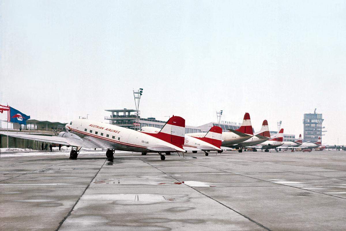 Leicht abheben, hart landen Wir fliegen weg. Immer weiter, immer öfter. Manchmal günstiger. Nicht zwingend komfortabler. In den Boeings herrschte 1977 dicke Luft, denn Passagiere durften rauchen. Die Vorstellung, sich auf der Toilette eines Airbus heute eine anzuheizen, erscheint so kriminell, wie den Einreisefragebogen in die USA mit „Planen Sie einen terroristischen Anschlag?“ mit „Ja“ anzukreuzen. In kaum einem Segment hat sich mehr getan als beim Fliegen: Es hat eine Demokratisierung erfahren. Aber wo die Masse als Kundschaft nachrückt, differenziert sich das Angebot weiter aus: Neben Businessclass (flachliegen) oder First Class (wohnen), schaffen Zwischenformen jene Distinktion, die für ein paar Zentimeter mehr Beinspiel oder eine andere Qualität von Essbesteck stehen. Die jüngsten Entwicklungen bei den Airlines sind das Resultat einiger bis etlicher wirtschaftlich schwieriger Vorjahre. In den Endneunzigern und 2000ern etwa erlebte die Branche einen beispiellosen Aufstieg und Fall von Low-Cost-Carriern, auch etablierte Airlines mussten ihr Leben lassen. Steuern, Ölpreis und weltpolitische Weichenstellungen haben direkte Einwirkung auf das Geschäft in der Luft – wo sich die Flugzeugbauer um Maschinen matchen, in denen man eine ganze Marktgemeinde unterbringen könnte. Oder Neuseeland ohne Stopp und in einem halben Tag erreicht. Der Drang zum Großen gilt auch auf dem Boden: In den vergangenen Jahren ist eine neue Generation Flughafenum- und -neubauten entstanden, die großen Stadtentwicklungsgebieten gleichen: Einkaufszentrum, Erlebnisgastronomie, Hotels, Konferenzflächen, nicht selten geplant vom Stararchitekten, weil Repräsentationsobjekte. Ob sie in Time oder im Budget fertiggestellt wurden, sei dahingestellt.