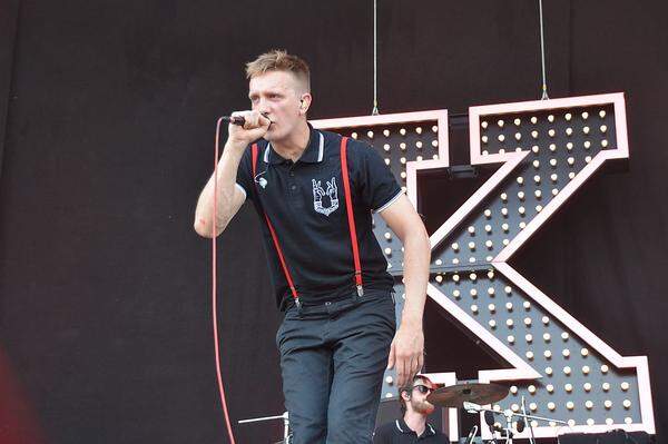 Für ausgelassene Stimmung sorgte am Nachmittag schon die deutsche Rockband Kraftklub, die zum ersten Mal auf den Pannonia Fields auftrat. "Ganz schön staubig hier", äußerte sich Sänger Felix Brummer - und brachte das Publikum gleich dazu, den Staub gehörig aufzuwirbeln. T-Shirts wurden über den Köpfen geschwungen wie Ventilatoren. Den Höhepunkt der Show absolvierte die Band von einem fahrbaren Podest mitten im Publikum aus, den Weg zurück zur Bühne bestritten die vier uniformierten Burschen (der Schlagzeuger musste auf der Bühne warten) mittels "Crowdsurfing-Wettrennen".