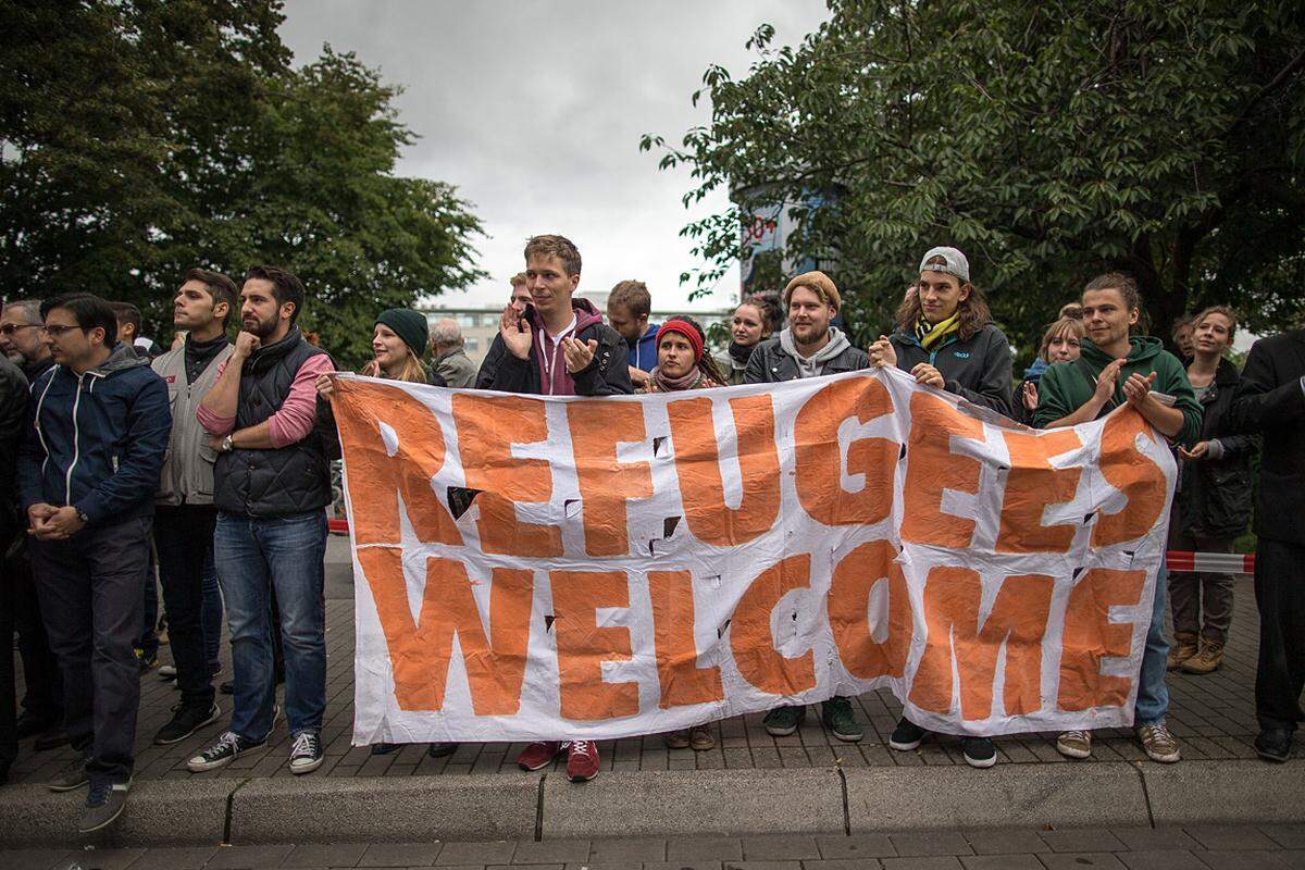 Am Hauptbahnhof in Dortmund heißen Helfer die Flüchtlinge Willkommen.
