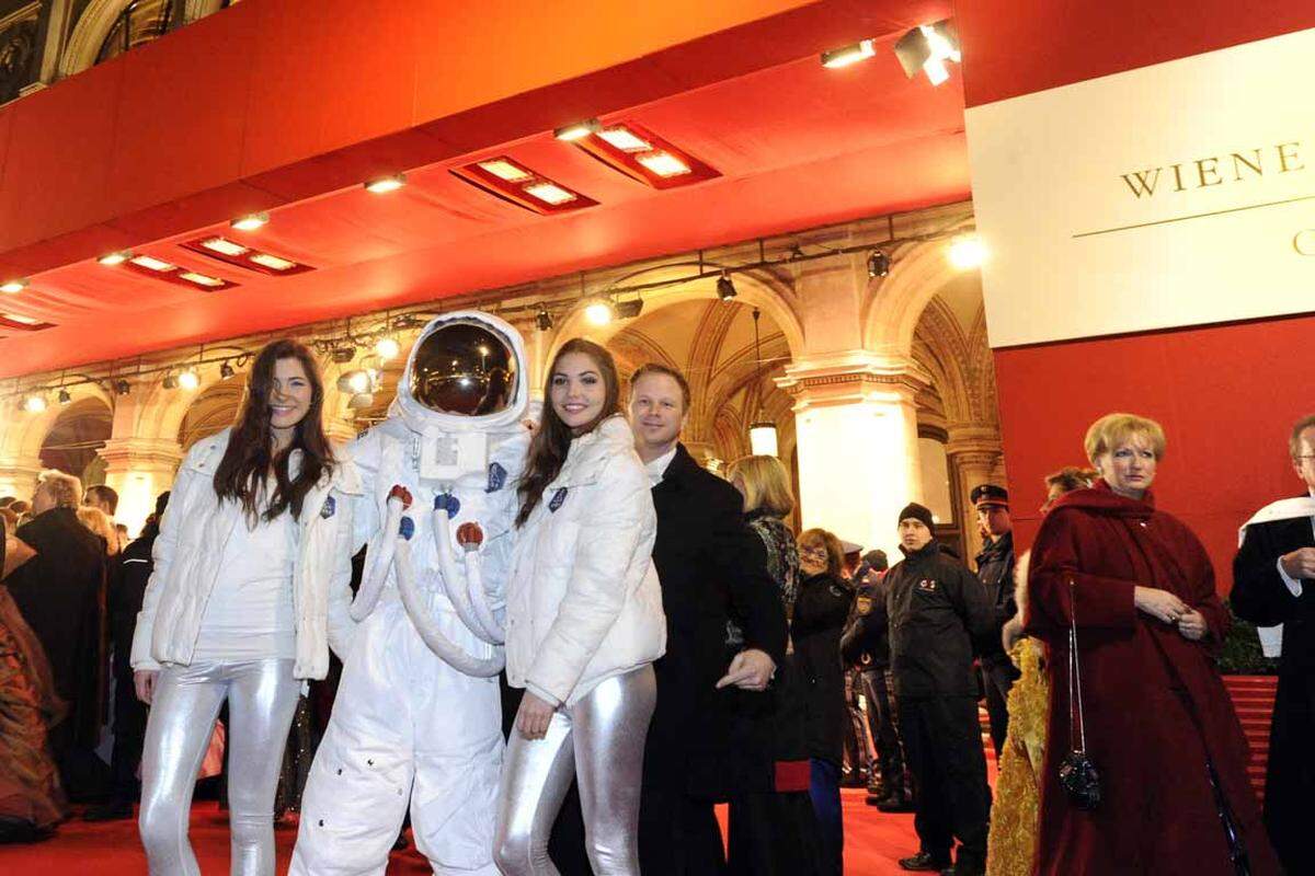 Nein, Felix Baumgartner hat es nicht zum Opernball geschafft.