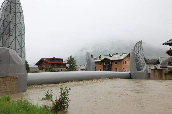 Die Hochwassersituation an der Hubbrücke in Mittersill.