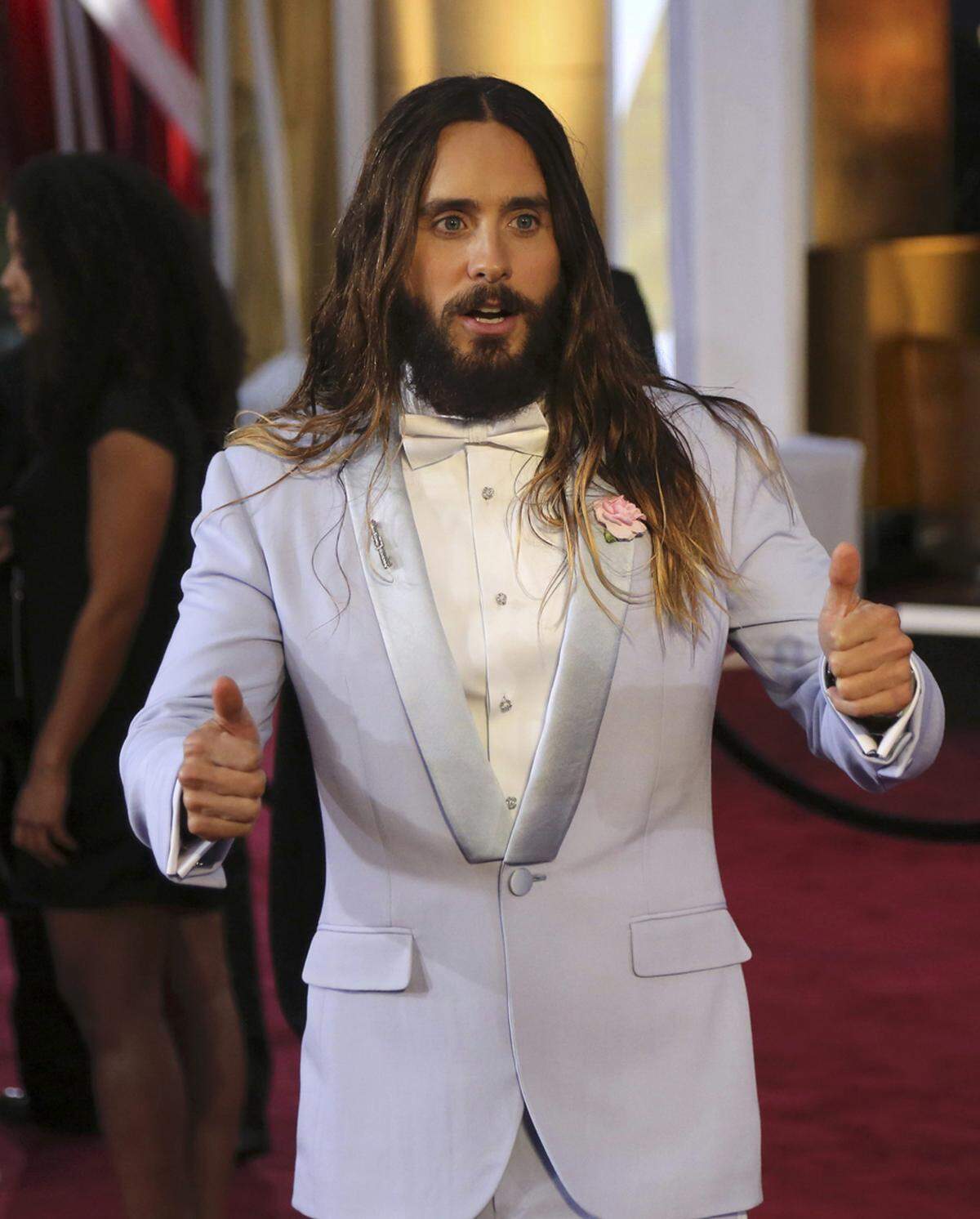 Lange Haare und Bart. So zeigte sich Schauspieler und Sänger Jared Leto noch bei den Oscars 2015. Doch von diesem Look, der bei Fans und vor allem Frauen so beliebt war, trennte sich der 43 -jährige.