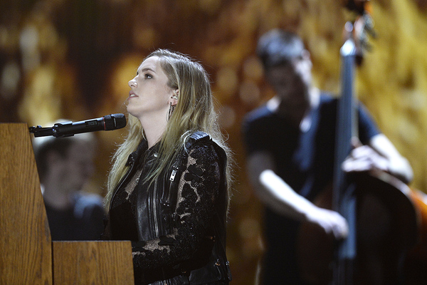 Molly Sterling - Playing With NumbersIrland ist mit sieben Siegen die erfolgreichste ESC-Nation. Die diesjährige Vertreterin der grünen Insel, die 16-jährige Molly Sterling, ist die jüngste Teilnehmerin beim 60. Song Contest. Sie setzte sich beim irischen Vorentscheid durch. Ihren Beitrag "Playing With Numbers" schrieb die Schülerin gemeinsam mit Greg French.