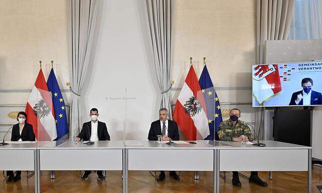 Katharina Reich, Generaldirektorin für die öffentliche Gesundheit, Sozialminister Wolfgang Mückstein (Grüne), Bundeskanzler Karl Nehammer (ÖVP), Generalmajor Rudolf Striedinger, und Chef der Landeshauptleute-Konferenz Markus Wallner (zugeschaltet) gaben nach dem Gipfel eine Pressekonferenz. 