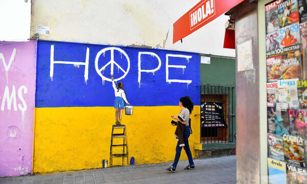 Trotzdem hoffen: Straßenszene mit ukrainischer Flagge in Barcelona. 