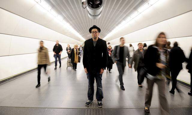 Der Schriftsteller Franzobel in der U-Bahn-Station Schottenring.