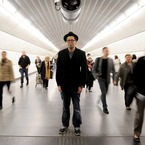 Der Schriftsteller Franzobel in der U-Bahn-Station Schottenring.