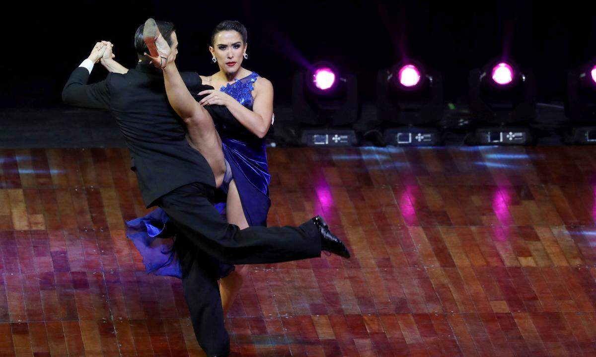 In der Gegenwart gibt es hauptsächlich drei Stilrichtungen: Den Tango im 4/8-Takt, die Milonga im 2/4-Takt und den Vals im 3/4-Takt. Im Bild: Simone Facchini und Gioia Abballe (ITA)