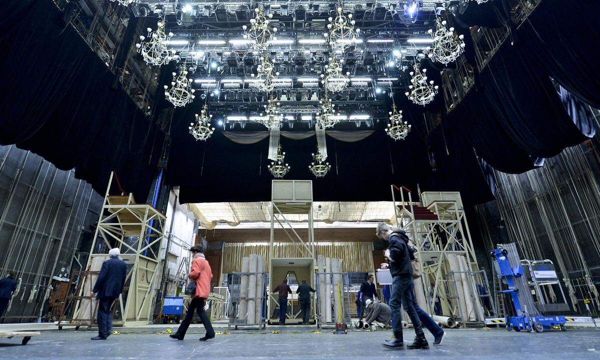 Insgesamt werden 80 Tiefladertransporte für das Tanzparkett, die Bühnenlogen und Verkleidungselemente in die Oper gebracht, was einem Auftragsvolumen von rund 1,4 Millionen entspricht.