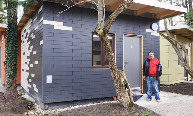 Josef B. vor seinem Modul, der „Nummer 13“. Am 3. Dezember ist er als erster Bewohner ins Dorf für zuvor Obdachlose in Hetzendorf eingezogen.