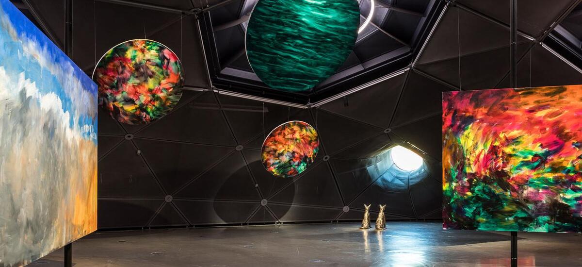 Heftiges spielt sich hier auf beiden Ebenen ab, das ganze Kunsthaus hat Herbert Brand als Schaubühne inszeniert.