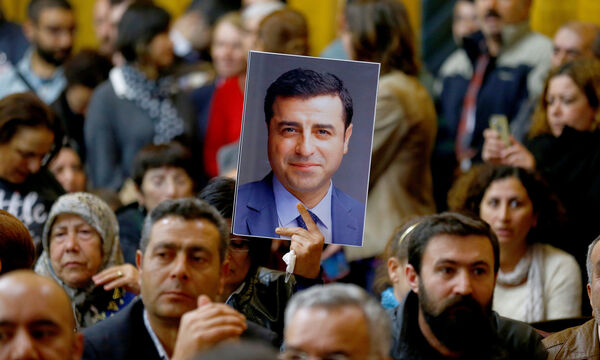 Prokurdische Demonstranten in der Türkei fordern die Freilassung des ehemaligen HDP-Chefs Selahattin Demirtaş.