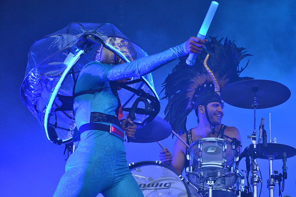 Schon bei den Kostümen wurden Genre-Ketten gesprengt: Der Kopfschmuck des Drummers erinnerte an Zack Snyders "300", die Outfits der Barbarella-Tänzerinnen an retro-futuristische Filme à la "Tron".