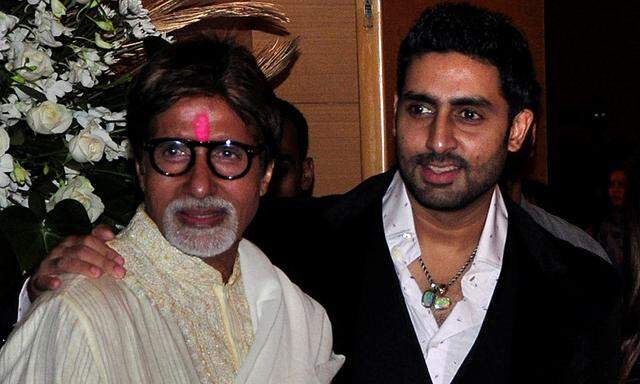 Archivbild: Bollywood-Star Amitabh Bachchan mit Sohn Abhishek.