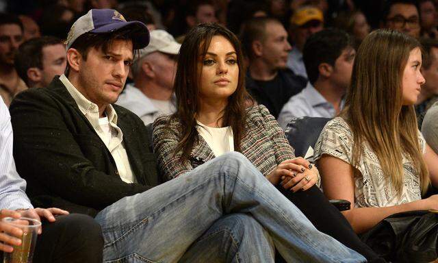 Ashton Kutcher und Mila Kunis bei einem Spiel der LA Lakers