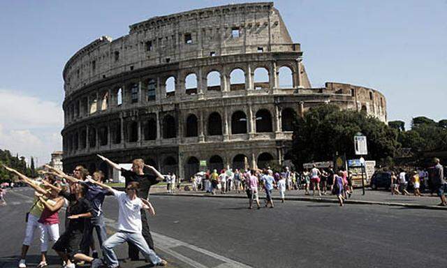 Touristen vor dem Kolosseum