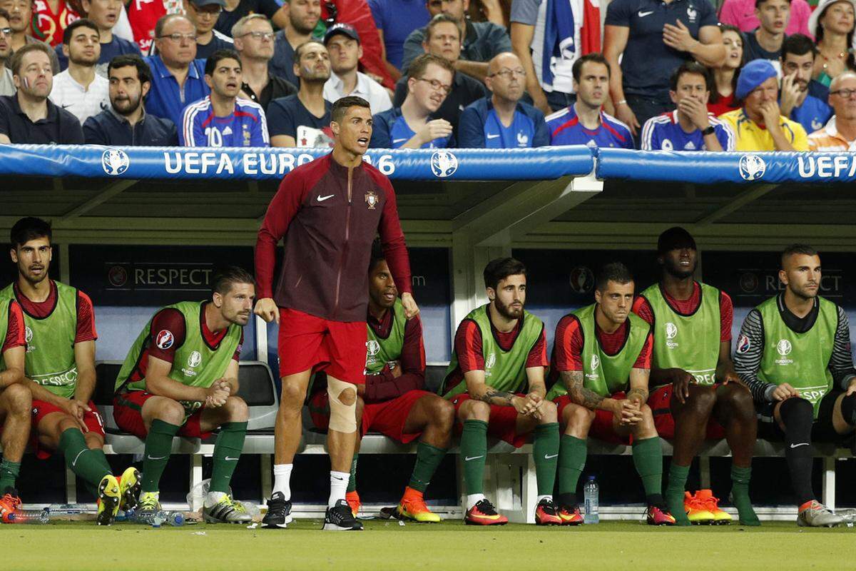 Nach Ende der regulären Spielzeit kam Ronaldo aus den Katakomben, auf der Bank hielt ihn jedoch nichts mehr.