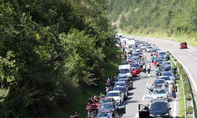 K�RNTEN: REISEVERKEHR - 15 KILOMETER STAU VOR KARAWANKENTUNNEL