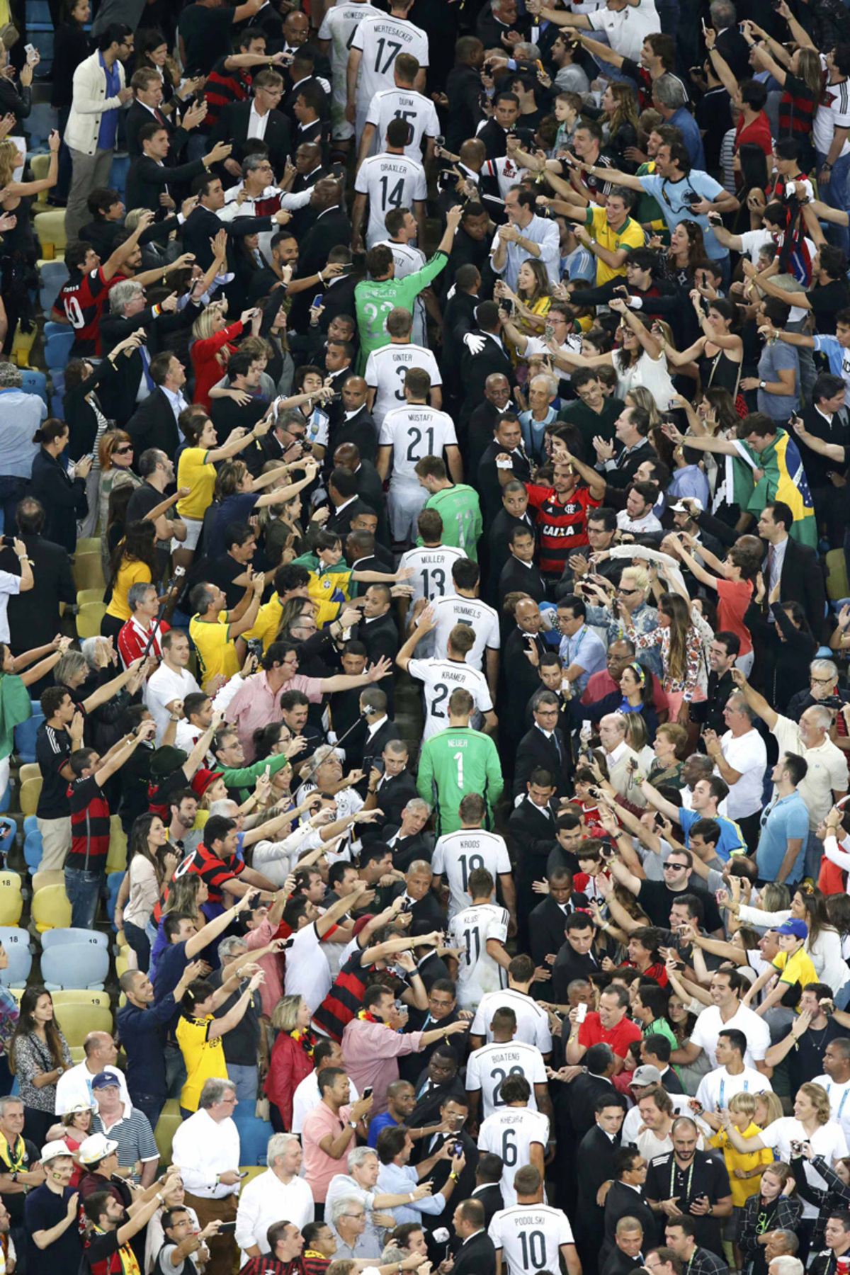 Kurz nach Mitternacht war es soweit: Die deutsche Fußball-Nationalmannschaft bahnte sich nach dem 1:0-Finalsieg über Argentinien ihren Weg auf die Tribüne des Maracana-Stadions von Rio de Janeiro, wo ...