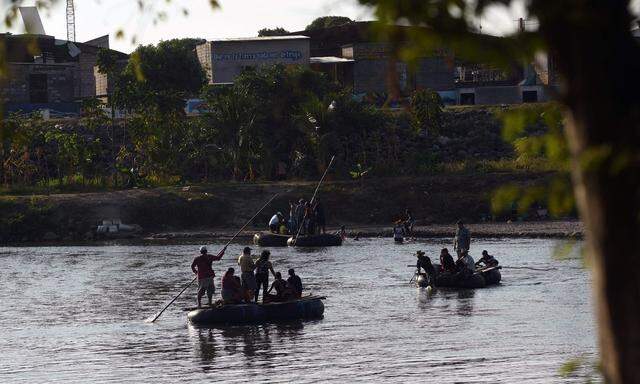 Hunderte Migranten haben illegal die Grenze zwischen Guatemala und Mexiko überquert.