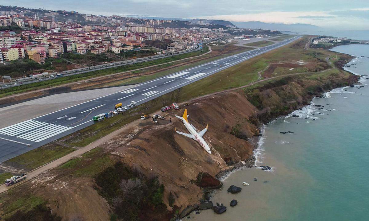 Ein Passagierflugzeug der türkischen Fluglinie Pegasus ist bei der Landung im nordtürkischen Trabzon von der Piste abgekommen und fast ins Schwarze Meer gestürzt. Es gibt erste Hinweise auf die mögliche Unglücksursache.